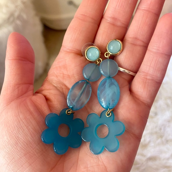 Urban Outfitters Blue Flower Acrylic Plastic Dangle Drop & Linear Earring Women - Picture 3 of 4